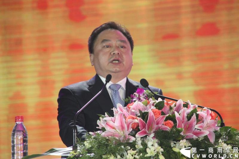 2013年12月17日，雷萨重机品牌发布暨雷萨起重机系列新品上市仪式在北京九华山庄举行。工程机械协会会长祁俊，福田汽车集团党委书记、总经理王金玉，福田汽车集团副总裁兼雷萨起重机事业部总裁程桦，福田汽车集团副总裁兼雷萨泵送事业部总裁罗玉良，福田汽车德国研究院院长曼弗雷德.兰哈特等高层出席本次仪式，1200余名经销商和嘉宾受邀参加活动。图为福田汽车集团副总裁兼雷萨起重机事业部总裁程桦。