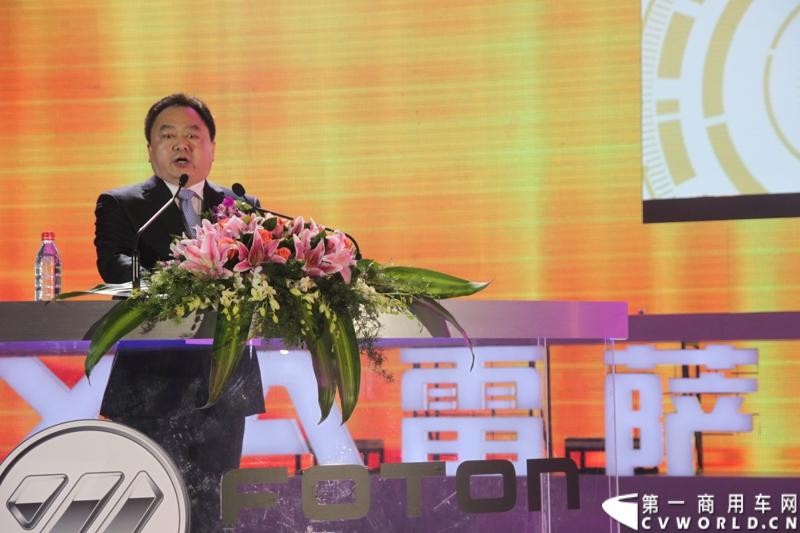 2013年12月17日，雷萨重机品牌发布暨雷萨起重机系列新品上市仪式在北京九华山庄举行。工程机械协会会长祁俊，福田汽车集团党委书记、总经理王金玉，福田汽车集团副总裁兼雷萨起重机事业部总裁程桦，福田汽车集团副总裁兼雷萨泵送事业部总裁罗玉良，福田汽车德国研究院院长曼弗雷德.兰哈特等高层出席本次仪式，1200余名经销商和嘉宾受邀参加活动。图为福田汽车集团副总裁兼雷萨起重机事业部总裁程桦。