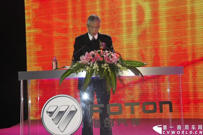 2013年12月17日，雷萨重机品牌发布暨雷萨起重机系列新品上市仪式在北京九华山庄举行。工程机械协会会长祁俊，福田汽车集团党委书记、总经理王金玉，福田汽车集团副总裁兼雷萨起重机事业部总裁程桦，福田汽车集团副总裁兼雷萨泵送事业部总裁罗玉良，福田汽车德国研究院院长曼弗雷德.兰哈特等高层出席本次仪式，1200余名经销商和嘉宾受邀参加活动。图为工程机械协会会长祁俊。