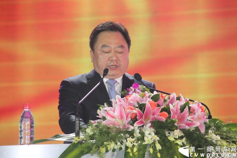 2013年12月17日，雷萨重机品牌发布暨雷萨起重机系列新品上市仪式在北京九华山庄举行。工程机械协会会长祁俊，福田汽车集团党委书记、总经理王金玉，福田汽车集团副总裁兼雷萨起重机事业部总裁程桦，福田汽车集团副总裁兼雷萨泵送事业部总裁罗玉良，福田汽车德国研究院院长曼弗雷德.兰哈特等高层出席本次仪式，1200余名经销商和嘉宾受邀参加活动。图为福田汽车集团副总裁兼雷萨起重机事业部总裁程桦。