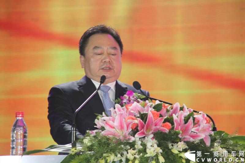 2013年12月17日，雷萨重机品牌发布暨雷萨起重机系列新品上市仪式在北京九华山庄举行。工程机械协会会长祁俊，福田汽车集团党委书记、总经理王金玉，福田汽车集团副总裁兼雷萨起重机事业部总裁程桦，福田汽车集团副总裁兼雷萨泵送事业部总裁罗玉良，福田汽车德国研究院院长曼弗雷德.兰哈特等高层出席本次仪式，1200余名经销商和嘉宾受邀参加活动。图为福田汽车集团副总裁兼雷萨起重机事业部总裁程桦。