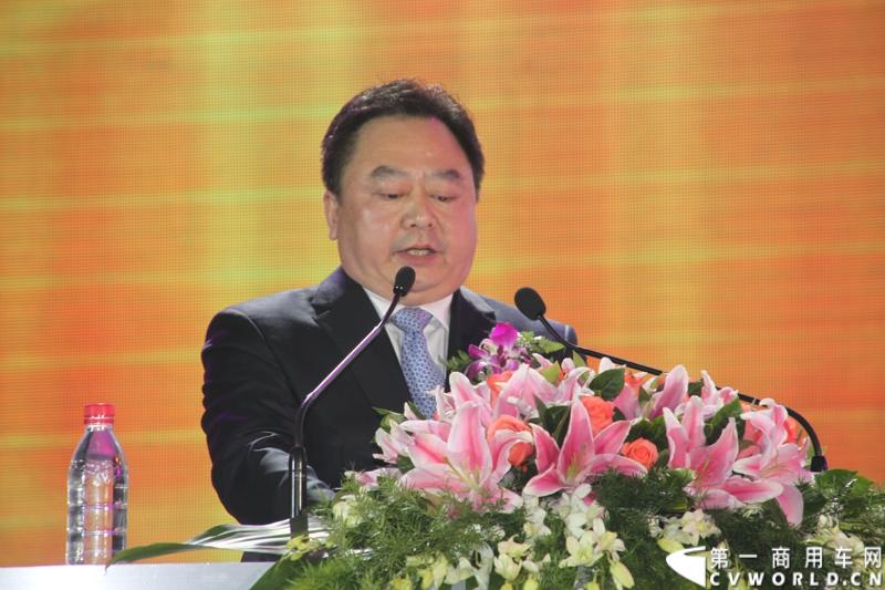 2013年12月17日，雷萨重机品牌发布暨雷萨起重机系列新品上市仪式在北京九华山庄举行。工程机械协会会长祁俊，福田汽车集团党委书记、总经理王金玉，福田汽车集团副总裁兼雷萨起重机事业部总裁程桦，福田汽车集团副总裁兼雷萨泵送事业部总裁罗玉良，福田汽车德国研究院院长曼弗雷德.兰哈特等高层出席本次仪式，1200余名经销商和嘉宾受邀参加活动。图为福田汽车集团副总裁兼雷萨起重机事业部总裁程桦。