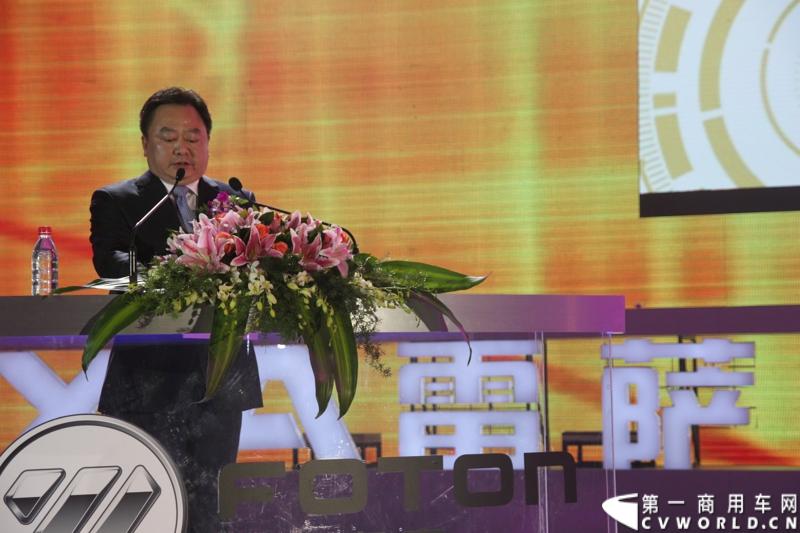 2013年12月17日，雷萨重机品牌发布暨雷萨起重机系列新品上市仪式在北京九华山庄举行。工程机械协会会长祁俊，福田汽车集团党委书记、总经理王金玉，福田汽车集团副总裁兼雷萨起重机事业部总裁程桦，福田汽车集团副总裁兼雷萨泵送事业部总裁罗玉良，福田汽车德国研究院院长曼弗雷德.兰哈特等高层出席本次仪式，1200余名经销商和嘉宾受邀参加活动。图为福田汽车集团副总裁兼雷萨起重机事业部总裁程桦。