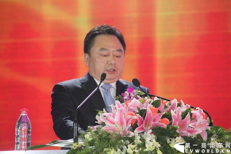 2013年12月17日，雷萨重机品牌发布暨雷萨起重机系列新品上市仪式在北京九华山庄举行。工程机械协会会长祁俊，福田汽车集团党委书记、总经理王金玉，福田汽车集团副总裁兼雷萨起重机事业部总裁程桦，福田汽车集团副总裁兼雷萨泵送事业部总裁罗玉良，福田汽车德国研究院院长曼弗雷德.兰哈特等高层出席本次仪式，1200余名经销商和嘉宾受邀参加活动。图为福田汽车集团副总裁兼雷萨起重机事业部总裁程桦。