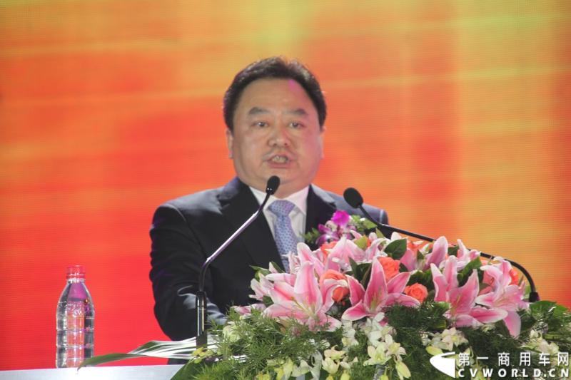 2013年12月17日，雷萨重机品牌发布暨雷萨起重机系列新品上市仪式在北京九华山庄举行。工程机械协会会长祁俊，福田汽车集团党委书记、总经理王金玉，福田汽车集团副总裁兼雷萨起重机事业部总裁程桦，福田汽车集团副总裁兼雷萨泵送事业部总裁罗玉良，福田汽车德国研究院院长曼弗雷德.兰哈特等高层出席本次仪式，1200余名经销商和嘉宾受邀参加活动。图为福田汽车集团副总裁兼雷萨起重机事业部总裁程桦。