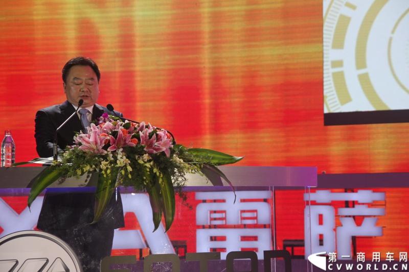 2013年12月17日，雷萨重机品牌发布暨雷萨起重机系列新品上市仪式在北京九华山庄举行。工程机械协会会长祁俊，福田汽车集团党委书记、总经理王金玉，福田汽车集团副总裁兼雷萨起重机事业部总裁程桦，福田汽车集团副总裁兼雷萨泵送事业部总裁罗玉良，福田汽车德国研究院院长曼弗雷德.兰哈特等高层出席本次仪式，1200余名经销商和嘉宾受邀参加活动。图为福田汽车集团副总裁兼雷萨起重机事业部总裁程桦。