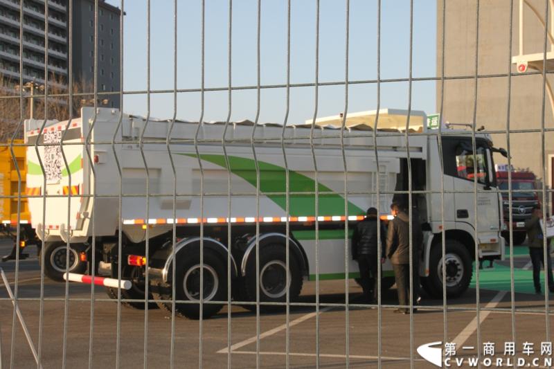 2013年12月17日，雷萨重机品牌发布暨雷萨起重机系列新品上市仪式在北京九华山庄举行。工程机械协会会长祁俊，福田汽车集团党委书记、总经理王金玉，福田汽车集团副总裁兼雷萨起重机事业部总裁程桦，福田汽车集团副总裁兼雷萨泵送事业部总裁罗玉良，福田汽车德国研究院院长曼弗雷德.兰哈特等高层出席本次仪式，1200余名经销商和嘉宾受邀参加活动。图为现场展车。