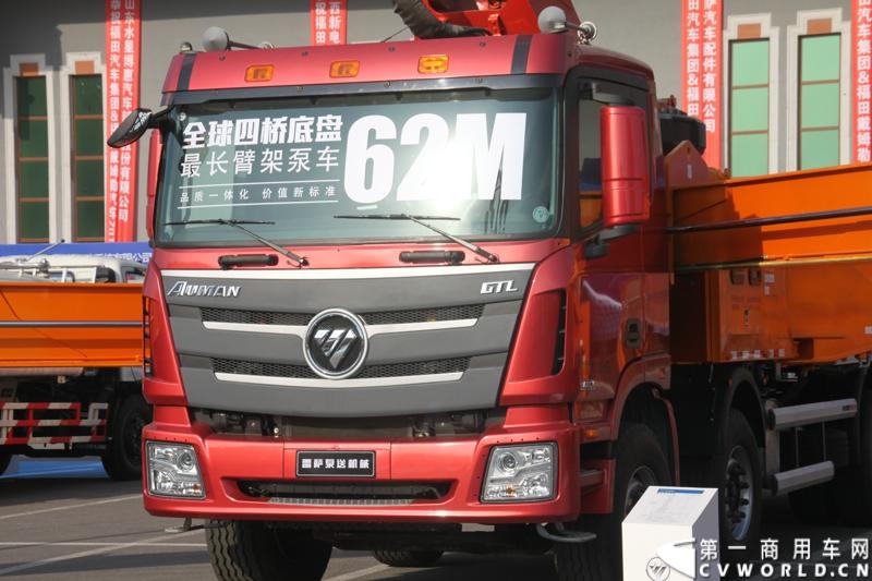 2013年12月17日，雷萨重机品牌发布暨雷萨起重机系列新品上市仪式在北京九华山庄举行。工程机械协会会长祁俊，福田汽车集团党委书记、总经理王金玉，福田汽车集团副总裁兼雷萨起重机事业部总裁程桦，福田汽车集团副总裁兼雷萨泵送事业部总裁罗玉良，福田汽车德国研究院院长曼弗雷德.兰哈特等高层出席本次仪式，1200余名经销商和嘉宾受邀参加活动。图为现场展车。