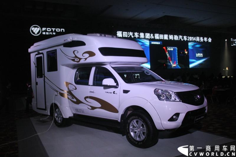 2013年12月17日，雷萨重机品牌发布暨雷萨起重机系列新品上市仪式在北京九华山庄举行。工程机械协会会长祁俊，福田汽车集团党委书记、总经理王金玉，福田汽车集团副总裁兼雷萨起重机事业部总裁程桦，福田汽车集团副总裁兼雷萨泵送事业部总裁罗玉良，福田汽车德国研究院院长曼弗雷德.兰哈特等高层出席本次仪式，1200余名经销商和嘉宾受邀参加活动。图为现场展车。