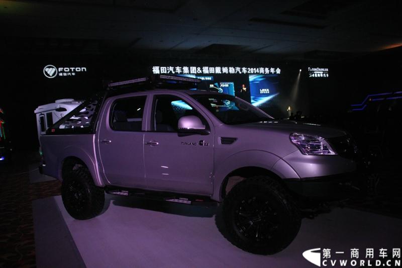 2013年12月17日，雷萨重机品牌发布暨雷萨起重机系列新品上市仪式在北京九华山庄举行。工程机械协会会长祁俊，福田汽车集团党委书记、总经理王金玉，福田汽车集团副总裁兼雷萨起重机事业部总裁程桦，福田汽车集团副总裁兼雷萨泵送事业部总裁罗玉良，福田汽车德国研究院院长曼弗雷德.兰哈特等高层出席本次仪式，1200余名经销商和嘉宾受邀参加活动。图为现场展车。