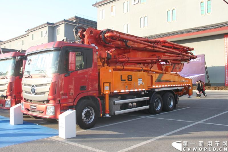 2013年12月17日，雷萨重机品牌发布暨雷萨起重机系列新品上市仪式在北京九华山庄举行。工程机械协会会长祁俊，福田汽车集团党委书记、总经理王金玉，福田汽车集团副总裁兼雷萨起重机事业部总裁程桦，福田汽车集团副总裁兼雷萨泵送事业部总裁罗玉良，福田汽车德国研究院院长曼弗雷德.兰哈特等高层出席本次仪式，1200余名经销商和嘉宾受邀参加活动。图为现场展车。