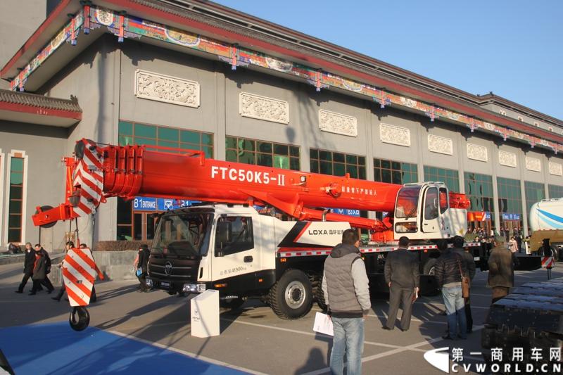 2013年12月17日，雷萨重机品牌发布暨雷萨起重机系列新品上市仪式在北京九华山庄举行。工程机械协会会长祁俊，福田汽车集团党委书记、总经理王金玉，福田汽车集团副总裁兼雷萨起重机事业部总裁程桦，福田汽车集团副总裁兼雷萨泵送事业部总裁罗玉良，福田汽车德国研究院院长曼弗雷德.兰哈特等高层出席本次仪式，1200余名经销商和嘉宾受邀参加活动。图为现场展车。