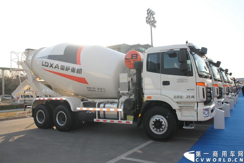 2013年12月17日，雷萨重机品牌发布暨雷萨起重机系列新品上市仪式在北京九华山庄举行。工程机械协会会长祁俊，福田汽车集团党委书记、总经理王金玉，福田汽车集团副总裁兼雷萨起重机事业部总裁程桦，福田汽车集团副总裁兼雷萨泵送事业部总裁罗玉良，福田汽车德国研究院院长曼弗雷德.兰哈特等高层出席本次仪式，1200余名经销商和嘉宾受邀参加活动。图为现场展车。