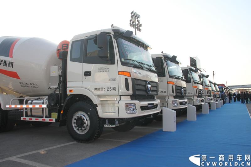 2013年12月17日，雷萨重机品牌发布暨雷萨起重机系列新品上市仪式在北京九华山庄举行。工程机械协会会长祁俊，福田汽车集团党委书记、总经理王金玉，福田汽车集团副总裁兼雷萨起重机事业部总裁程桦，福田汽车集团副总裁兼雷萨泵送事业部总裁罗玉良，福田汽车德国研究院院长曼弗雷德.兰哈特等高层出席本次仪式，1200余名经销商和嘉宾受邀参加活动。图为现场展车。