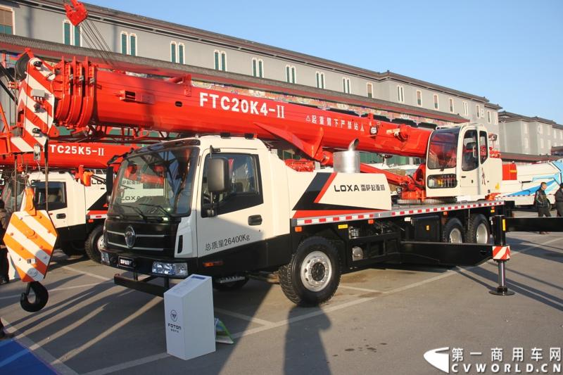 2013年12月17日，雷萨重机品牌发布暨雷萨起重机系列新品上市仪式在北京九华山庄举行。工程机械协会会长祁俊，福田汽车集团党委书记、总经理王金玉，福田汽车集团副总裁兼雷萨起重机事业部总裁程桦，福田汽车集团副总裁兼雷萨泵送事业部总裁罗玉良，福田汽车德国研究院院长曼弗雷德.兰哈特等高层出席本次仪式，1200余名经销商和嘉宾受邀参加活动。图为现场展车。