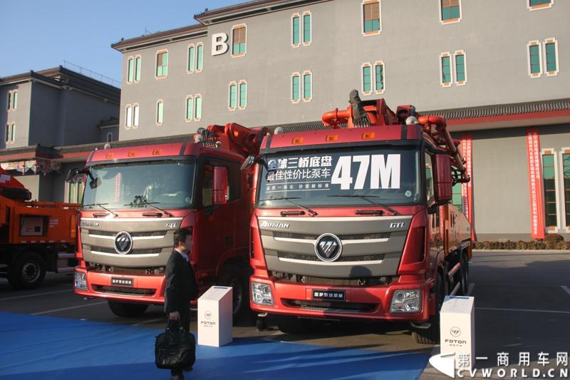 2013年12月17日，雷萨重机品牌发布暨雷萨起重机系列新品上市仪式在北京九华山庄举行。工程机械协会会长祁俊，福田汽车集团党委书记、总经理王金玉，福田汽车集团副总裁兼雷萨起重机事业部总裁程桦，福田汽车集团副总裁兼雷萨泵送事业部总裁罗玉良，福田汽车德国研究院院长曼弗雷德.兰哈特等高层出席本次仪式，1200余名经销商和嘉宾受邀参加活动。图为现场展车。