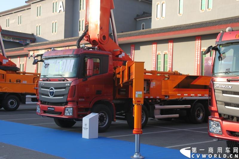 2013年12月17日，雷萨重机品牌发布暨雷萨起重机系列新品上市仪式在北京九华山庄举行。工程机械协会会长祁俊，福田汽车集团党委书记、总经理王金玉，福田汽车集团副总裁兼雷萨起重机事业部总裁程桦，福田汽车集团副总裁兼雷萨泵送事业部总裁罗玉良，福田汽车德国研究院院长曼弗雷德.兰哈特等高层出席本次仪式，1200余名经销商和嘉宾受邀参加活动。图为现场展车。