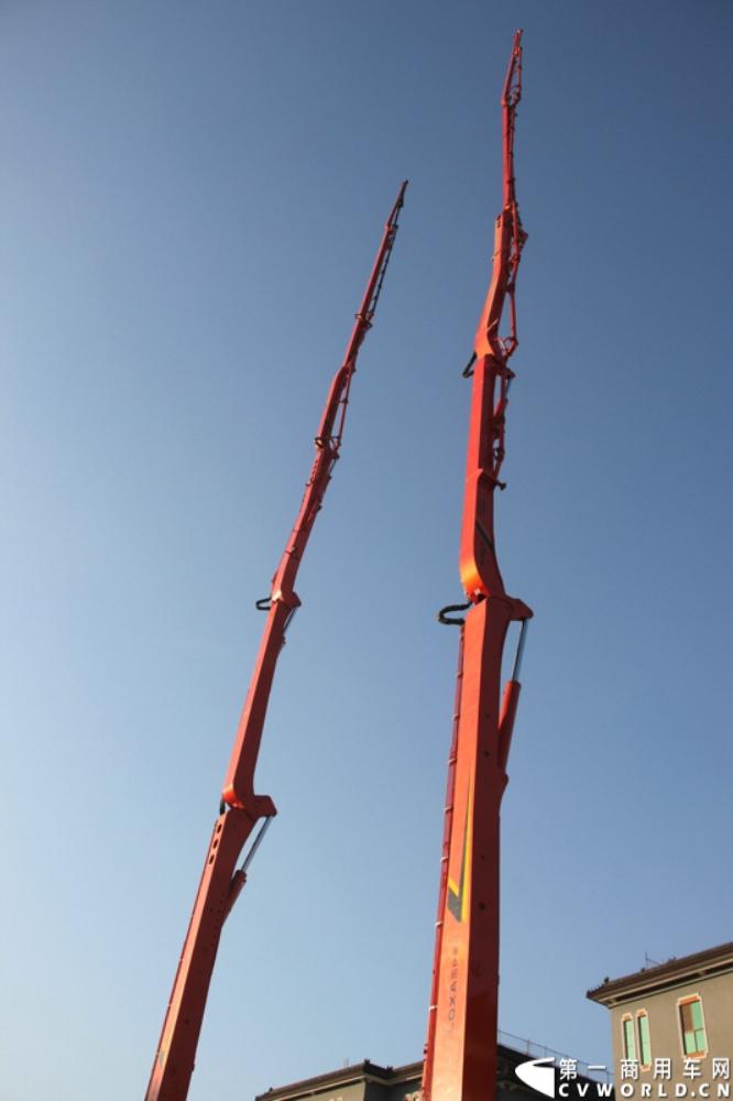 2013年12月17日，雷萨重机品牌发布暨雷萨起重机系列新品上市仪式在北京九华山庄举行。工程机械协会会长祁俊，福田汽车集团党委书记、总经理王金玉，福田汽车集团副总裁兼雷萨起重机事业部总裁程桦，福田汽车集团副总裁兼雷萨泵送事业部总裁罗玉良，福田汽车德国研究院院长曼弗雷德.兰哈特等高层出席本次仪式，1200余名经销商和嘉宾受邀参加活动。图为现场展车。