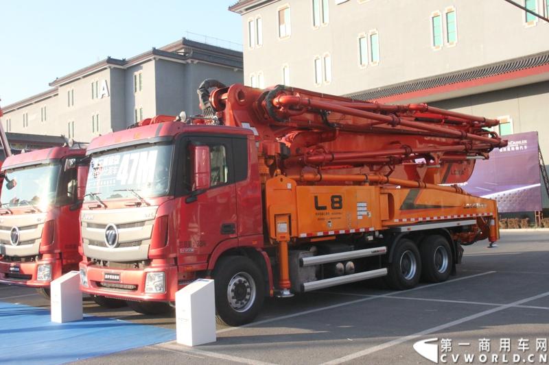 2013年12月17日，雷萨重机品牌发布暨雷萨起重机系列新品上市仪式在北京九华山庄举行。工程机械协会会长祁俊，福田汽车集团党委书记、总经理王金玉，福田汽车集团副总裁兼雷萨起重机事业部总裁程桦，福田汽车集团副总裁兼雷萨泵送事业部总裁罗玉良，福田汽车德国研究院院长曼弗雷德.兰哈特等高层出席本次仪式，1200余名经销商和嘉宾受邀参加活动。图为现场展车。