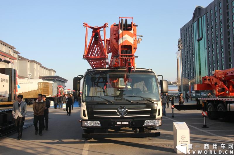 2013年12月17日，雷萨重机品牌发布暨雷萨起重机系列新品上市仪式在北京九华山庄举行。工程机械协会会长祁俊，福田汽车集团党委书记、总经理王金玉，福田汽车集团副总裁兼雷萨起重机事业部总裁程桦，福田汽车集团副总裁兼雷萨泵送事业部总裁罗玉良，福田汽车德国研究院院长曼弗雷德.兰哈特等高层出席本次仪式，1200余名经销商和嘉宾受邀参加活动。图为现场展车。