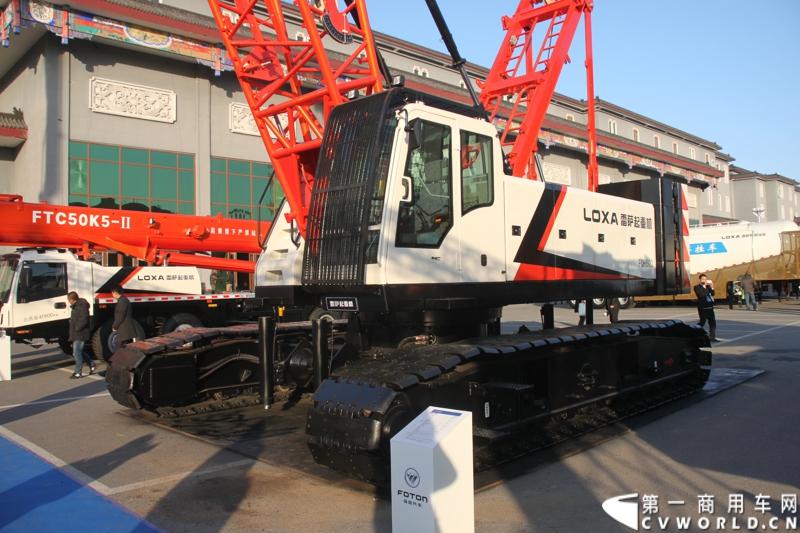 2013年12月17日，雷萨重机品牌发布暨雷萨起重机系列新品上市仪式在北京九华山庄举行。工程机械协会会长祁俊，福田汽车集团党委书记、总经理王金玉，福田汽车集团副总裁兼雷萨起重机事业部总裁程桦，福田汽车集团副总裁兼雷萨泵送事业部总裁罗玉良，福田汽车德国研究院院长曼弗雷德.兰哈特等高层出席本次仪式，1200余名经销商和嘉宾受邀参加活动。图为现场展车。