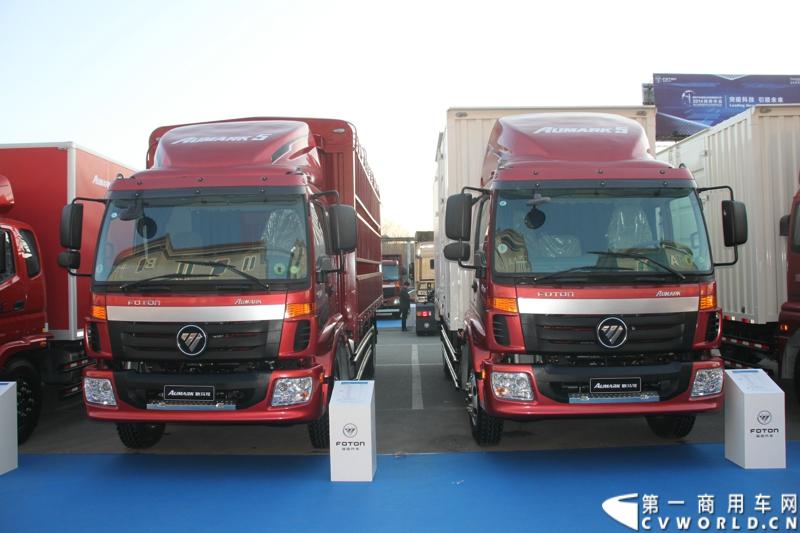 2013年12月17日，雷萨重机品牌发布暨雷萨起重机系列新品上市仪式在北京九华山庄举行。工程机械协会会长祁俊，福田汽车集团党委书记、总经理王金玉，福田汽车集团副总裁兼雷萨起重机事业部总裁程桦，福田汽车集团副总裁兼雷萨泵送事业部总裁罗玉良，福田汽车德国研究院院长曼弗雷德.兰哈特等高层出席本次仪式，1200余名经销商和嘉宾受邀参加活动。图为现场展车。