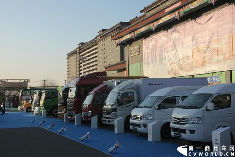 2013年12月17日，雷萨重机品牌发布暨雷萨起重机系列新品上市仪式在北京九华山庄举行。工程机械协会会长祁俊，福田汽车集团党委书记、总经理王金玉，福田汽车集团副总裁兼雷萨起重机事业部总裁程桦，福田汽车集团副总裁兼雷萨泵送事业部总裁罗玉良，福田汽车德国研究院院长曼弗雷德.兰哈特等高层出席本次仪式，1200余名经销商和嘉宾受邀参加活动。图为现场展车。