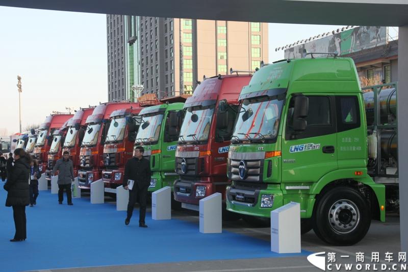 2013年12月17日，雷萨重机品牌发布暨雷萨起重机系列新品上市仪式在北京九华山庄举行。工程机械协会会长祁俊，福田汽车集团党委书记、总经理王金玉，福田汽车集团副总裁兼雷萨起重机事业部总裁程桦，福田汽车集团副总裁兼雷萨泵送事业部总裁罗玉良，福田汽车德国研究院院长曼弗雷德.兰哈特等高层出席本次仪式，1200余名经销商和嘉宾受邀参加活动。图为现场展车。