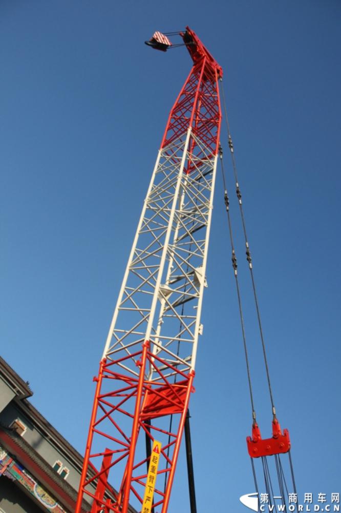 2013年12月17日，雷萨重机品牌发布暨雷萨起重机系列新品上市仪式在北京九华山庄举行。工程机械协会会长祁俊，福田汽车集团党委书记、总经理王金玉，福田汽车集团副总裁兼雷萨起重机事业部总裁程桦，福田汽车集团副总裁兼雷萨泵送事业部总裁罗玉良，福田汽车德国研究院院长曼弗雷德.兰哈特等高层出席本次仪式，1200余名经销商和嘉宾受邀参加活动。图为现场展车。