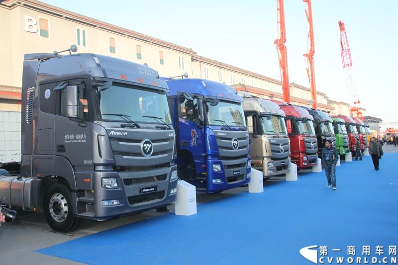 2013年12月17日，雷萨重机品牌发布暨雷萨起重机系列新品上市仪式在北京九华山庄举行。工程机械协会会长祁俊，福田汽车集团党委书记、总经理王金玉，福田汽车集团副总裁兼雷萨起重机事业部总裁程桦，福田汽车集团副总裁兼雷萨泵送事业部总裁罗玉良，福田汽车德国研究院院长曼弗雷德.兰哈特等高层出席本次仪式，1200余名经销商和嘉宾受邀参加活动。图为现场展车。