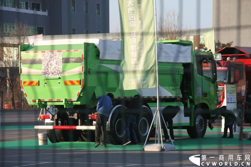 2013年12月17日，雷萨重机品牌发布暨雷萨起重机系列新品上市仪式在北京九华山庄举行。工程机械协会会长祁俊，福田汽车集团党委书记、总经理王金玉，福田汽车集团副总裁兼雷萨起重机事业部总裁程桦，福田汽车集团副总裁兼雷萨泵送事业部总裁罗玉良，福田汽车德国研究院院长曼弗雷德.兰哈特等高层出席本次仪式，1200余名经销商和嘉宾受邀参加活动。图为现场展车。