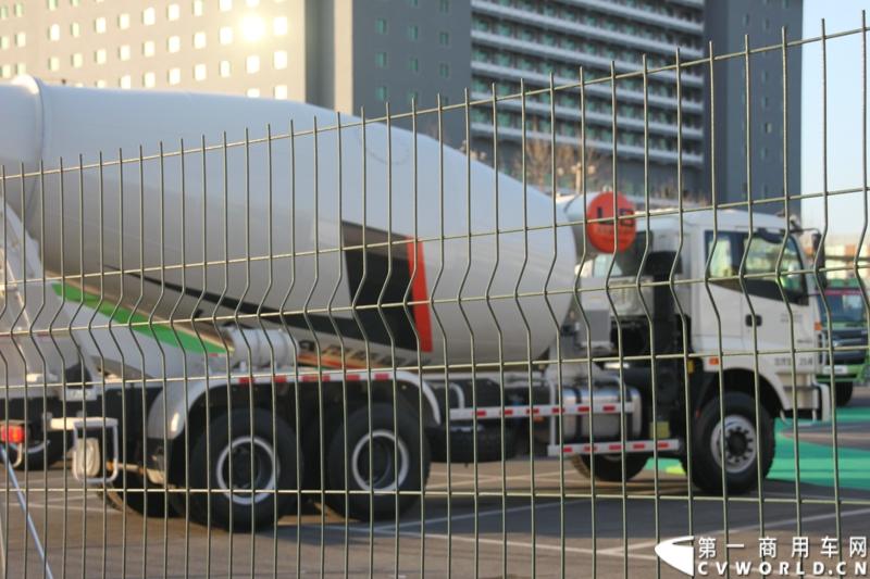 2013年12月17日，雷萨重机品牌发布暨雷萨起重机系列新品上市仪式在北京九华山庄举行。工程机械协会会长祁俊，福田汽车集团党委书记、总经理王金玉，福田汽车集团副总裁兼雷萨起重机事业部总裁程桦，福田汽车集团副总裁兼雷萨泵送事业部总裁罗玉良，福田汽车德国研究院院长曼弗雷德.兰哈特等高层出席本次仪式，1200余名经销商和嘉宾受邀参加活动。图为现场展车。