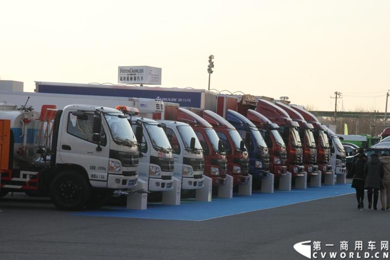 2013年12月17日，雷萨重机品牌发布暨雷萨起重机系列新品上市仪式在北京九华山庄举行。工程机械协会会长祁俊，福田汽车集团党委书记、总经理王金玉，福田汽车集团副总裁兼雷萨起重机事业部总裁程桦，福田汽车集团副总裁兼雷萨泵送事业部总裁罗玉良，福田汽车德国研究院院长曼弗雷德.兰哈特等高层出席本次仪式，1200余名经销商和嘉宾受邀参加活动。图为现场展车。