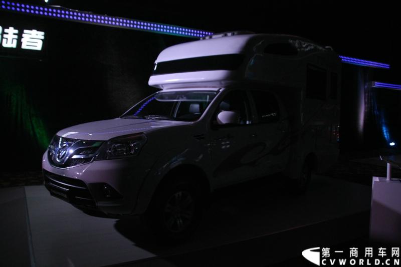 2013年12月17日，雷萨重机品牌发布暨雷萨起重机系列新品上市仪式在北京九华山庄举行。工程机械协会会长祁俊，福田汽车集团党委书记、总经理王金玉，福田汽车集团副总裁兼雷萨起重机事业部总裁程桦，福田汽车集团副总裁兼雷萨泵送事业部总裁罗玉良，福田汽车德国研究院院长曼弗雷德.兰哈特等高层出席本次仪式，1200余名经销商和嘉宾受邀参加活动。图为发布会现场。