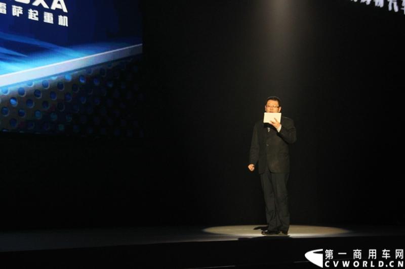 2013年12月17日，雷萨重机品牌发布暨雷萨起重机系列新品上市仪式在北京九华山庄举行。工程机械协会会长祁俊，福田汽车集团党委书记、总经理王金玉，福田汽车集团副总裁兼雷萨起重机事业部总裁程桦，福田汽车集团副总裁兼雷萨泵送事业部总裁罗玉良，福田汽车德国研究院院长曼弗雷德.兰哈特等高层出席本次仪式，1200余名经销商和嘉宾受邀参加活动。图为发布会现场。