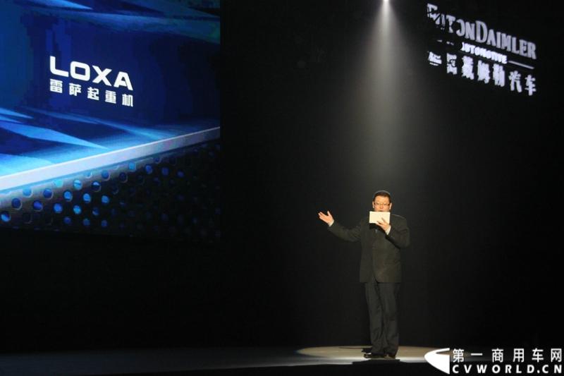 2013年12月17日，雷萨重机品牌发布暨雷萨起重机系列新品上市仪式在北京九华山庄举行。工程机械协会会长祁俊，福田汽车集团党委书记、总经理王金玉，福田汽车集团副总裁兼雷萨起重机事业部总裁程桦，福田汽车集团副总裁兼雷萨泵送事业部总裁罗玉良，福田汽车德国研究院院长曼弗雷德.兰哈特等高层出席本次仪式，1200余名经销商和嘉宾受邀参加活动。图为发布会现场。