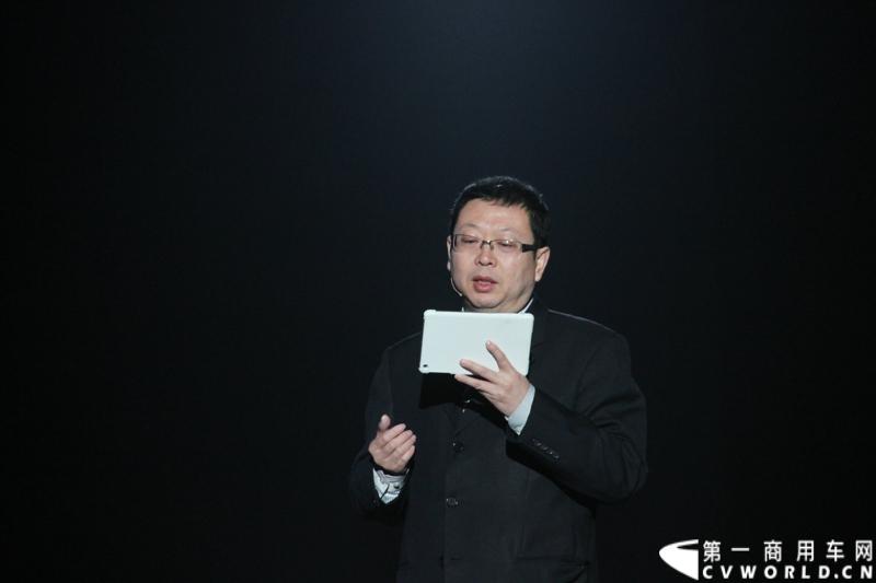 2013年12月17日，雷萨重机品牌发布暨雷萨起重机系列新品上市仪式在北京九华山庄举行。工程机械协会会长祁俊，福田汽车集团党委书记、总经理王金玉，福田汽车集团副总裁兼雷萨起重机事业部总裁程桦，福田汽车集团副总裁兼雷萨泵送事业部总裁罗玉良，福田汽车德国研究院院长曼弗雷德.兰哈特等高层出席本次仪式，1200余名经销商和嘉宾受邀参加活动。图为发布会现场。