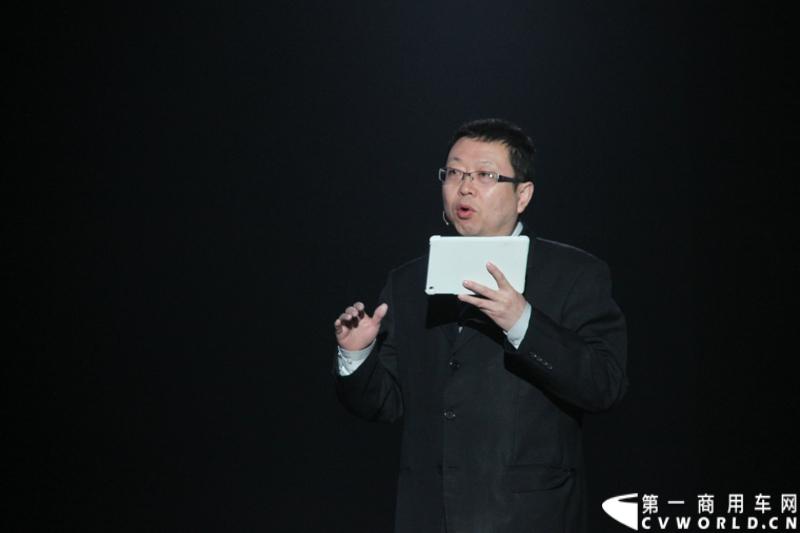 2013年12月17日，雷萨重机品牌发布暨雷萨起重机系列新品上市仪式在北京九华山庄举行。工程机械协会会长祁俊，福田汽车集团党委书记、总经理王金玉，福田汽车集团副总裁兼雷萨起重机事业部总裁程桦，福田汽车集团副总裁兼雷萨泵送事业部总裁罗玉良，福田汽车德国研究院院长曼弗雷德.兰哈特等高层出席本次仪式，1200余名经销商和嘉宾受邀参加活动。图为发布会现场。