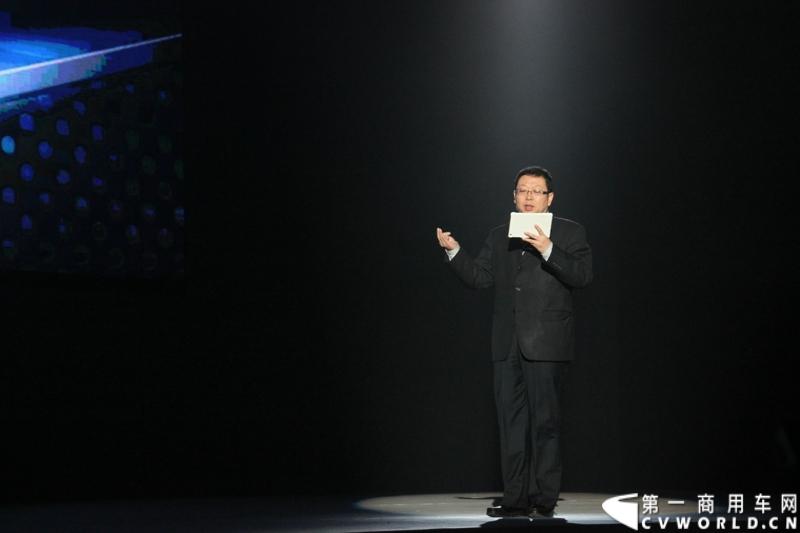 2013年12月17日，雷萨重机品牌发布暨雷萨起重机系列新品上市仪式在北京九华山庄举行。工程机械协会会长祁俊，福田汽车集团党委书记、总经理王金玉，福田汽车集团副总裁兼雷萨起重机事业部总裁程桦，福田汽车集团副总裁兼雷萨泵送事业部总裁罗玉良，福田汽车德国研究院院长曼弗雷德.兰哈特等高层出席本次仪式，1200余名经销商和嘉宾受邀参加活动。图为发布会现场。