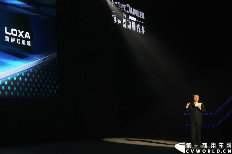 2013年12月17日，雷萨重机品牌发布暨雷萨起重机系列新品上市仪式在北京九华山庄举行。工程机械协会会长祁俊，福田汽车集团党委书记、总经理王金玉，福田汽车集团副总裁兼雷萨起重机事业部总裁程桦，福田汽车集团副总裁兼雷萨泵送事业部总裁罗玉良，福田汽车德国研究院院长曼弗雷德.兰哈特等高层出席本次仪式，1200余名经销商和嘉宾受邀参加活动。图为发布会现场。