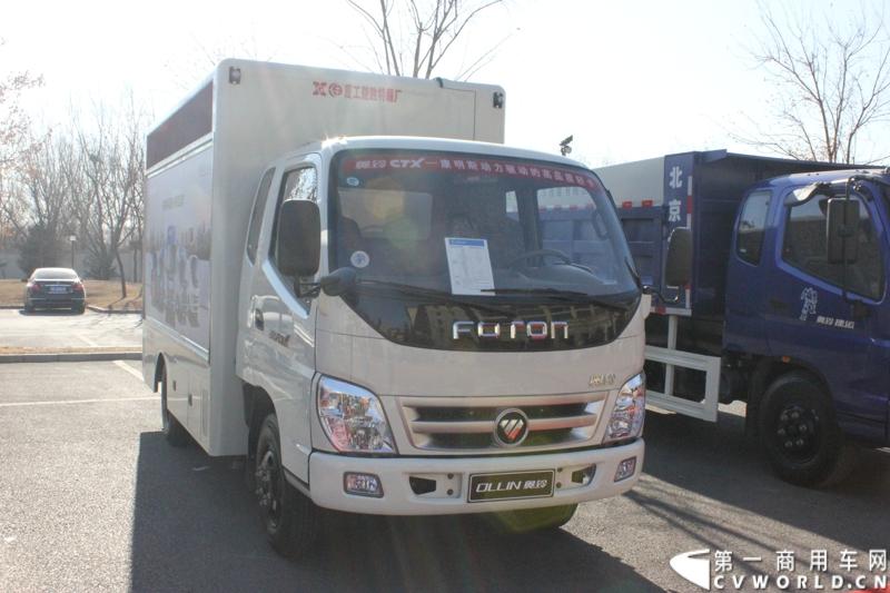 12月18日福田汽车2014商务年会奥铃品牌业务分会在北京九华山庄贵宾楼举行，会议期间还进行了奥铃CNG国V系列新品的上市发布会。福田汽车集团领导、奥铃品牌经销商服务商和主流媒体共计约400人参加了本次活动。奥铃CNG国V系列新能源新品是奥铃品牌在推出全系国VI产品的后又一力作。图为发布会现场奥铃展车。