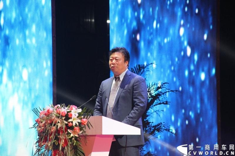 12月18日，陕汽重卡2014商务年会在西安曲江国际会议中心召开，本次年会以“转型驱动、目标导向、价值营销、共赢未来”为主题，寓意陕汽重卡以客户为导向深化转型。同时，陕汽2014款全系列国四重卡悉数亮相,全面体现了产品优化升级。图为陕汽集团董事长方红卫致辞。