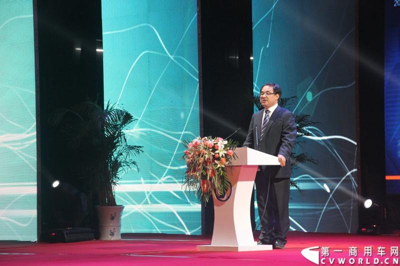 12月18日，陕汽重卡2014商务年会在西安曲江国际会议中心召开，本次年会以“转型驱动、目标导向、价值营销、共赢未来”为主题，寓意陕汽重卡以客户为导向深化转型。同时，陕汽2014款全系列国四重卡悉数亮相,全面体现了产品优化升级。图为陕汽集团销售公司总经理周银朝致辞。