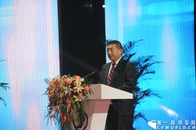 12月18日，陕汽重卡2014商务年会在西安曲江国际会议中心召开，本次年会以“转型驱动、目标导向、价值营销、共赢未来”为主题，寓意陕汽重卡以客户为导向深化转型。同时，陕汽2014款全系列国四重卡悉数亮相,全面体现了产品优化升级。陕汽集团总经理袁宏明住持大会。