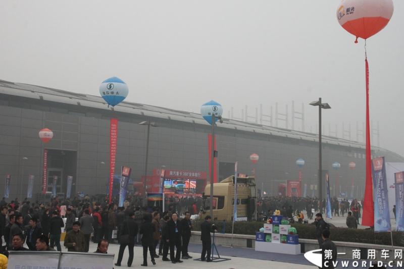 12月18日，陕汽重卡2014商务年会在西安曲江国际会议中心召开，本次年会以“转型驱动、目标导向、价值营销、共赢未来”为主题，寓意陕汽重卡以客户为导向深化转型。同时，陕汽2014款全系列国四重卡悉数亮相,全面体现了产品优化升级。图为年会现场。
