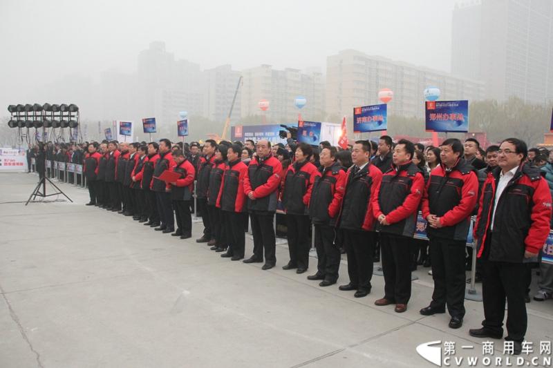 12月18日，陕汽重卡2014商务年会在西安曲江国际会议中心召开，本次年会以“转型驱动、目标导向、价值营销、共赢未来”为主题，寓意陕汽重卡以客户为导向深化转型。同时，陕汽2014款全系列国四重卡悉数亮相,全面体现了产品优化升级。图为年会现场。