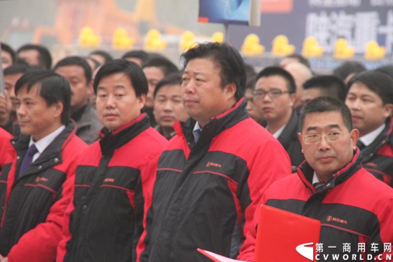 12月18日，陕汽重卡2014商务年会在西安曲江国际会议中心召开，本次年会以“转型驱动、目标导向、价值营销、共赢未来”为主题，寓意陕汽重卡以客户为导向深化转型。同时，陕汽2014款全系列国四重卡悉数亮相,全面体现了产品优化升级。图为年会现场。