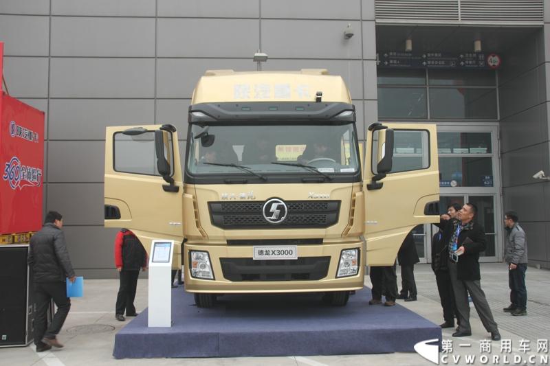 12月18日，陕汽重卡2014商务年会在西安曲江国际会议中心召开，本次年会以“转型驱动、目标导向、价值营销、共赢未来”为主题，寓意陕汽重卡以客户为导向深化转型。同时，陕汽2014款全系列国四重卡悉数亮相,全面体现了产品优化升级。图为陕汽2014战略新品德龙X3000。