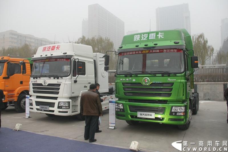 12月18日，陕汽重卡2014商务年会在西安曲江国际会议中心召开，本次年会以“转型驱动、目标导向、价值营销、共赢未来”为主题，寓意陕汽重卡以客户为导向深化转型。同时，陕汽2014款全系列国四重卡悉数亮相,全面体现了产品优化升级。图为现场展车。