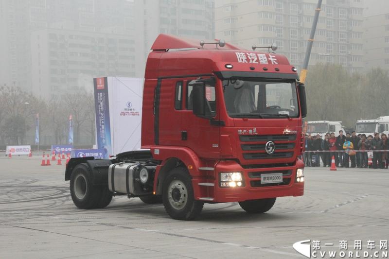 12月18日，陕汽重卡2014商务年会在西安曲江国际会议中心召开，本次年会以“转型驱动、目标导向、价值营销、共赢未来”为主题，寓意陕汽重卡以客户为导向深化转型。同时，陕汽2014款全系列国四重卡悉数亮相,全面体现了产品优化升级。图为现场展车。